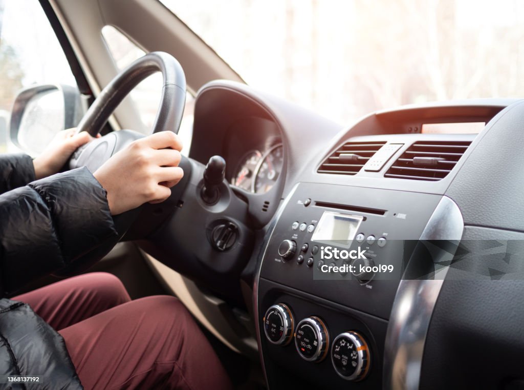 Hand Holding a Steering Wheel Driving - Royaltyfri Bil Bildbanksbilder