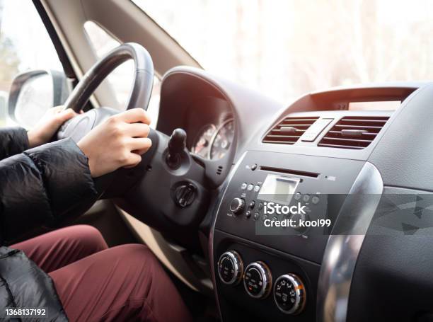 Hand Holding A Steering Wheel Driving-foton och fler bilder på Bil - Bil, Manövrera, Sedd från sidan