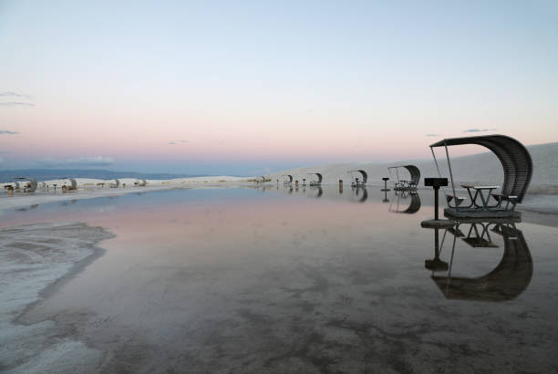 reflexión del área de picnic después de la puesta del sol en el parque nacional white sands - white sands national monument fotografías e imágenes de stock