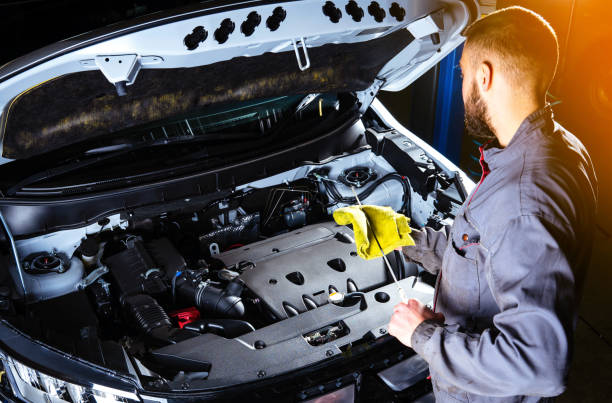 verificando o nível de óleo do motor. oficina de autoparso ou serviço automático. - mechanic - fotografias e filmes do acervo