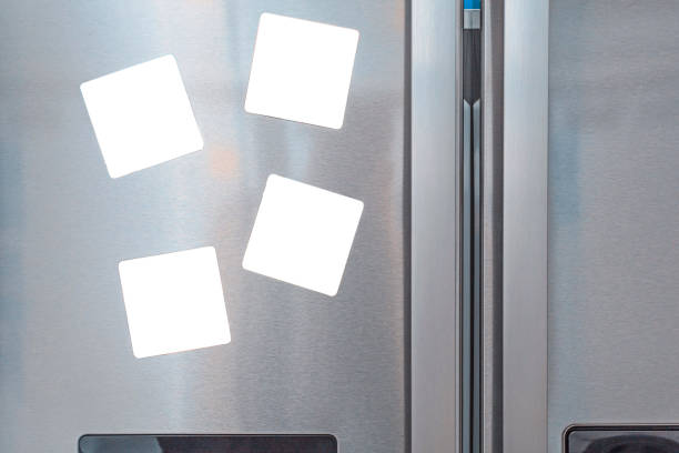 vier leere weiße magnetnotizen an der grauen kühlschranktür angebracht - refrigerator domestic kitchen magnet door stock-fotos und bilder