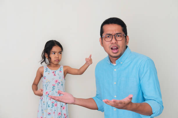 Asian little kid pointing her father with angry expression Asian little kid pointing her father with angry expression keluarga stock pictures, royalty-free photos & images