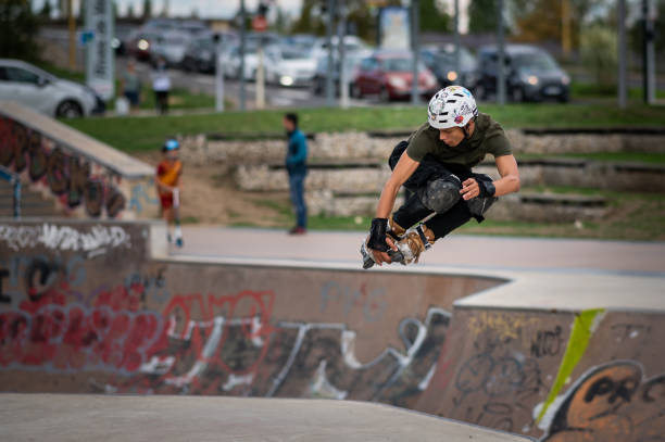 スケーターの場所で練習する若者たち - skateboard park skateboarding practicing stunt ストックフォトと画像