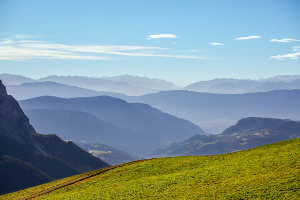 ザイザーアルムのヴァル・ガルデナの山々の上の朝のヘイズ (アルペ・ディ・シウジ) 南チロル, イタリア - mountain valley european alps shade ストックフォトと画像