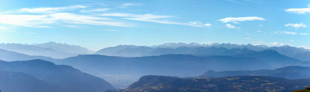 ヴァル・ガーデナの山脈のシルエットは朝霧に覆われました。ザイザー・アルム(イタリア) - mountain valley european alps shade ストックフォトと画像