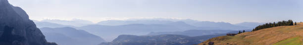 朝霧に覆われたドロミテ山脈のパノラマビュー。セイザーアルム高原からの朝景 - mountain valley european alps shade ストックフォトと画像