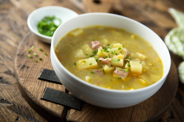 guisante sopa con tocino - yellow split pea soup fotografías e imágenes de stock