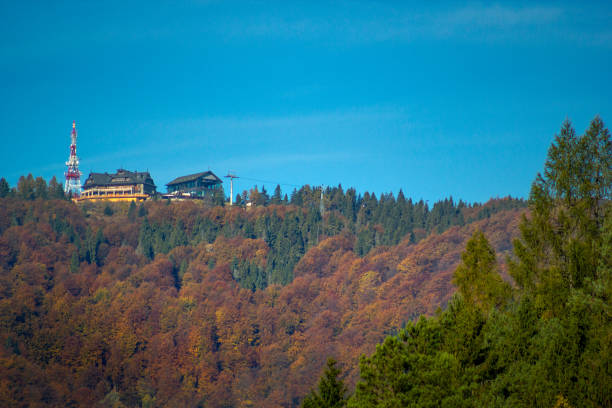 inn building and top station of gondola lift on jaworzyna krynicka mountain in autumn, poland. - granite travel audio imagens e fotografias de stock