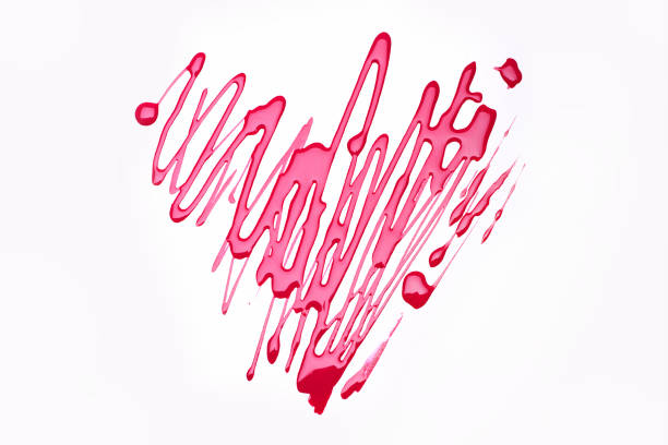 白い表面にピンクの磨きで描かれた愛のシンボル