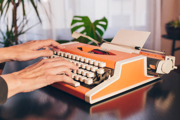 le mani dello scrittore sulla macchina da scrivere retrò. concetto di letteratura classica - machine typewriter human hand typing foto e immagini stock