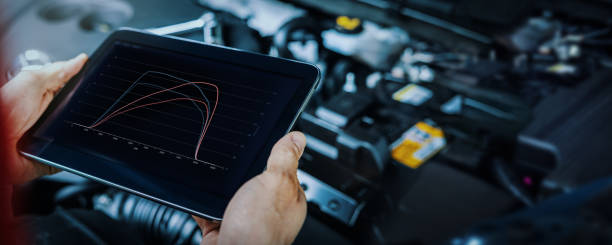 motor do carro ecu remapping e diagnósticos. mecânico usando tablet digital para verificar o desempenho do veículo após chiptuning - car auto repair shop engine mechanic - fotografias e filmes do acervo