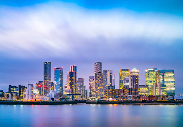 canary wharf business district skyline w twilight, londyn anglia - london england canary wharf skyline cityscape zdjęcia i obrazy z banku zdjęć