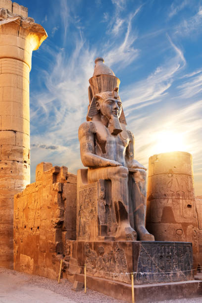 sitzende statue von ramses ii. am eingang des luxor-tempels, ägypten - hieroglyphenschrift fotos stock-fotos und bilder