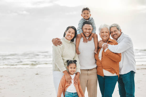 обрезанный снимок ласковой семьи из шести человек на пляже - senior male фотографии стоковые фото и изображения