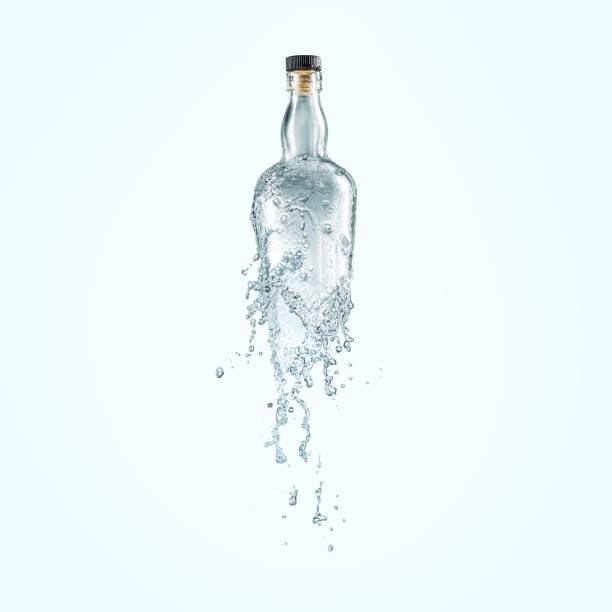 botella de vidrio de bebida refrescante o alcohólica en un caluroso día de verano. botella voladora con fondo de gotas grandes. concepto de arte, beuaty, inspiración y creatividad. - patron tequila fotografías e imágenes de stock