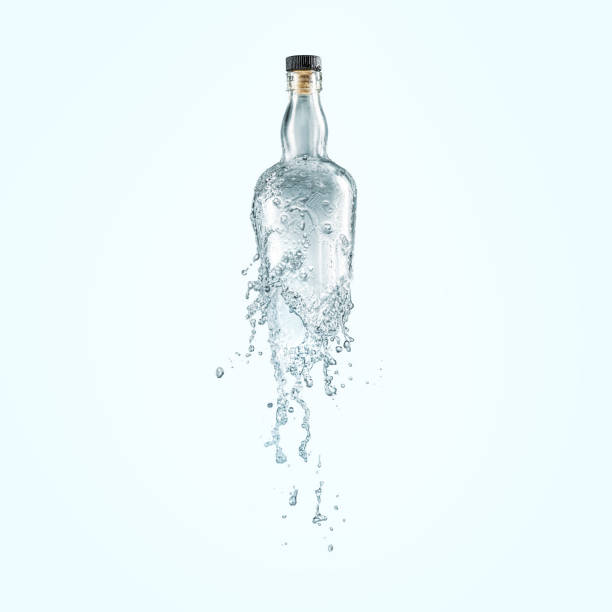 стеклянная бутылка освежающего или алкогольного напитка в жаркий летний день. летающий флакон со дном из крупных капель. концепция искусст - glass water isolated drink стоковые фото и изображения