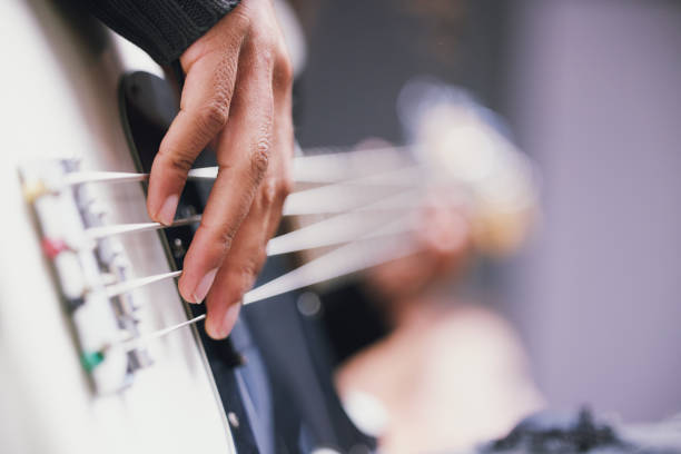 하루 동안 음악 스튜디오에서 기타를 연주하는 인식 할 수없는 남자의 크롭 샷 - musical instrument string 뉴스 사진 이미지
