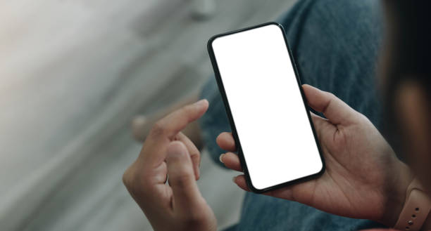 mujer usando smartphone. teléfono móvil de pantalla en blanco para la pantalla gráfica montage.networking servicio. - agarrar fotografías e imágenes de stock