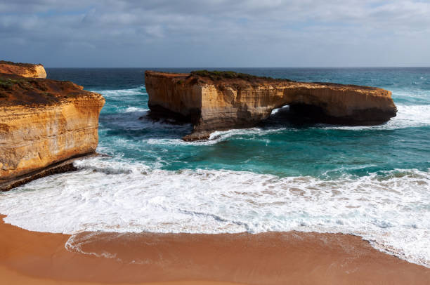 london arch in great ocean road - formazioni calcaree london arch foto e immagini stock