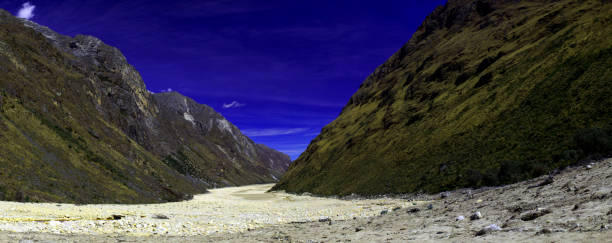 panorama gór i gruzu polodowcowego w dół doliny w paśmie górskim cordillera blanca wzdłuż popularnego santa cruz trek w pobliżu huaraz w peru. - mountain peru cordillera blanca mountain range zdjęcia i obrazy z banku zdjęć