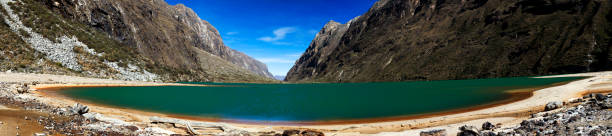 panorama gór i jeziora polodowcowego w paśmie górskim cordillera blanca wzdłuż santa cruz trek w pobliżu huaraz w peru. - mountain peru cordillera blanca mountain range zdjęcia i obrazy z banku zdjęć