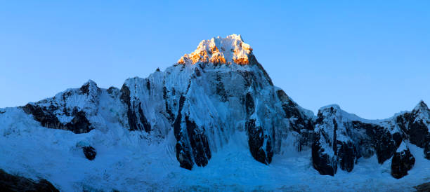 panorama szczytu górskiego i doliny w paśmie górskim cordillera blanca wzdłuż popularnego santa cruz trek w pobliżu huaraz w peru. - mountain peru cordillera blanca mountain range zdjęcia i obrazy z banku zdjęć