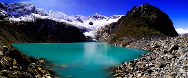 panorama gór i jeziora polodowcowego w paśmie górskim cordillera blanca wzdłuż santa cruz trek w pobliżu huaraz w peru. - mountain peru cordillera blanca mountain range zdjęcia i obrazy z banku zdjęć