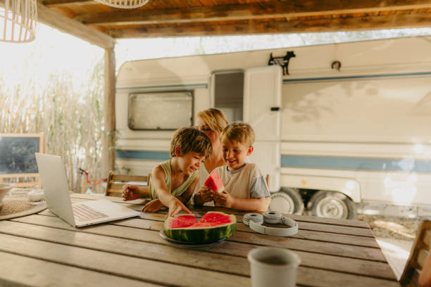 sandía para los calurosos días de verano - camping family vacations eating fotografías e imágenes de stock