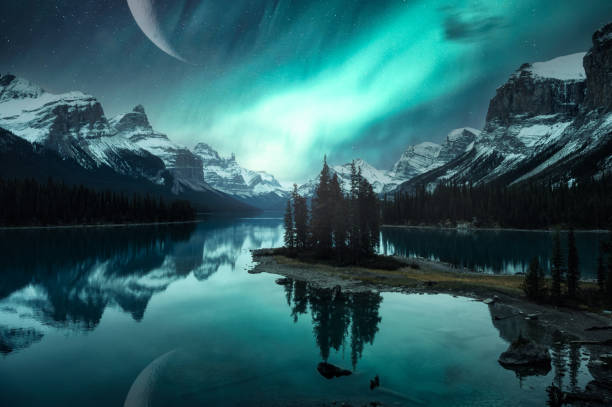 paesaggio di spirit island con aurora boreale sulle montagne rocciose canadesi e luna crescente sul lago maligne nel parco nazionale di jasper - lago maligne foto e immagini stock