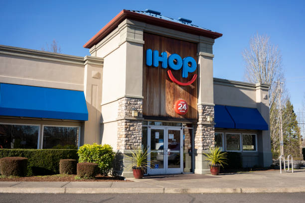 IHOP Restaurant Beaverton, OR, USA - Jan 25, 2022: Front view of an IHOP (International House of Pancakes) restaurant in Beaverton, Oregon. IHOP is a pancake house chain specializing in breakfast foods. Ihop stock pictures, royalty-free photos & images
