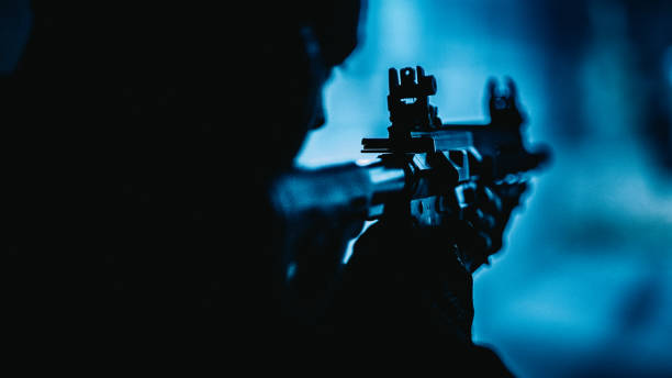 entraînement de tireur d’élite sur un champ de tir. détails du fusil m4 ar-15. en regardant par-dessus l’épaule, des illuminations bleues - tireur délite photos et images de collection