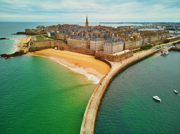 Vista panoramica dei droni aerei di Saint-Malo Intra-Muros, Bretagna, Francia - foto stock