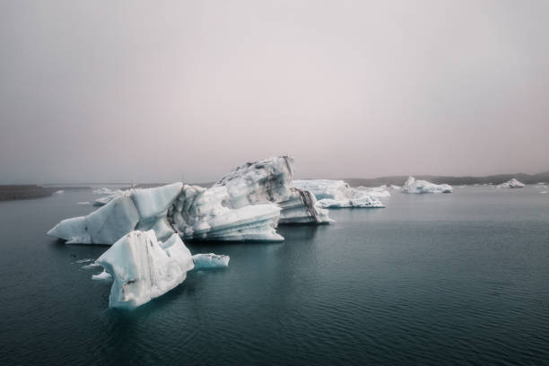 jökulsarlon lagoon iceland icebergs - ice cold glacier blue imagens e fotografias de stock