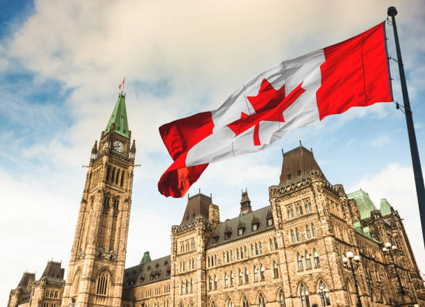 kanada flagge schwenkt in ottawa - kanada stock-fotos und bilder
