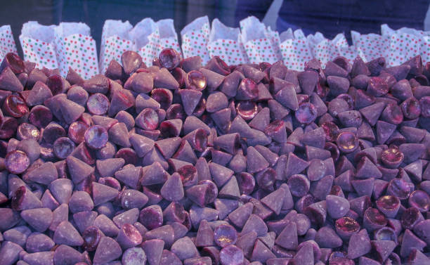 ein cuberdon, eine kegelförmige belgische süßigkeit. - pyramid shaped stock-fotos und bilder