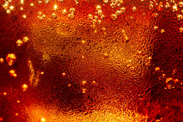 cola mit eis. essen hintergrund, cola nahaufnahme, design-element. bierblasen makro, eis, blase, hintergründe, eiswürfel, abstrakte hintergründe - crushed ice freshness red lime stock-fotos und bilder