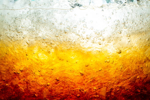 cola mit eis. essen hintergrund, cola nahaufnahme, design-element. bierblasen makro, eis, blase, hintergründe, eiswürfel, abstrakte hintergründe - crushed ice freshness red lime stock-fotos und bilder