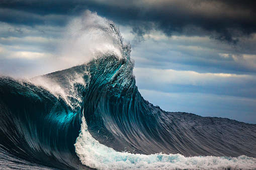 Olas altas y poderosas que atraviesan el océano rompiendo durante una noche oscura y tormentosa. photo