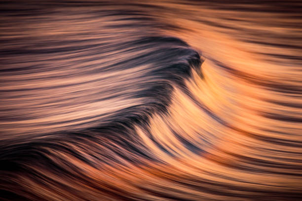 黄金の光の中で海面を横切る美しい線 - wave form 写真 ストックフォトと画像