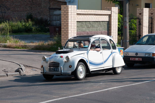 автомобиль citroen 2cv на улице орджоникидзе в бресте в беларуси - citroën 2cv стоковые фото и изображения