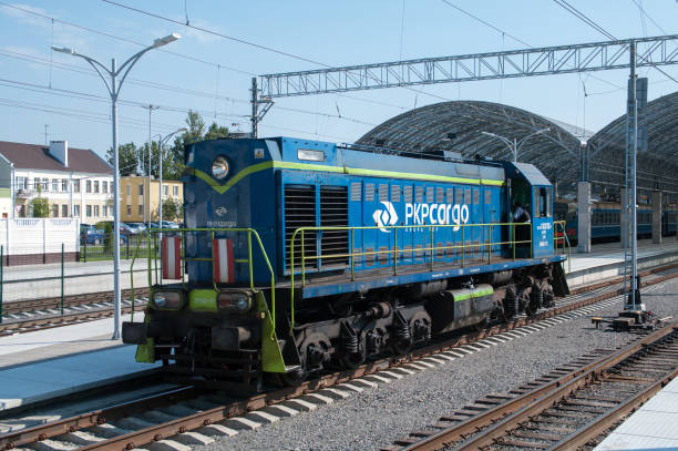 ベラルーシブレストのブレスト中央駅でディーゼル機関車sm48-111 - diesel locomotive ストックフォトと画像