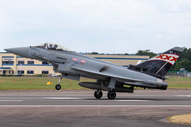 royal air force (raf) eurofighter typhoon z no.29(r) squadron lądujący na lotnisku farnborough. - military airplane military eurofighter typhoon zdjęcia i obrazy z banku zdjęć