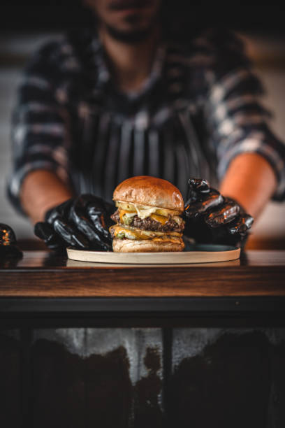 chef preparando hamburguesa - sandwich turkey gourmet fast food fotografías e imágenes de stock