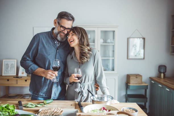 hacer recuerdos en casa. - cooking men caucasian togetherness fotografías e imágenes de stock