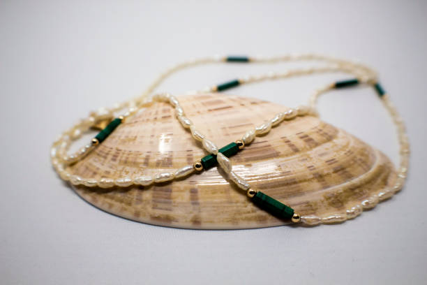 słodkowodny pereł (złoty i malachitowy) naszyjnik na muszli - freshwater pearl zdjęcia i obrazy z banku zdjęć
