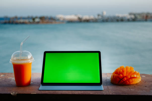 tablet con schermo verde sul balcone con vista mare - seaview foto e immagini stock