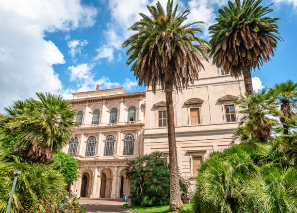 palazzo barberini sur la via delle quattro fontane à rome - palazzo barberini photos et images de collection