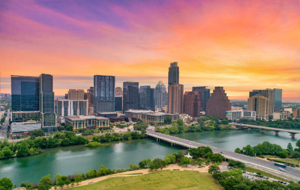 austin, texas, états-unis drone skyline aerial panorama - austin texas skyline texas cityscape photos et images de collection