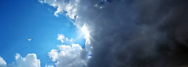 迫力のある嵐雲と輝く太陽に近づく - storm cloud tornado thunderstorm storm ストックフォトと画像