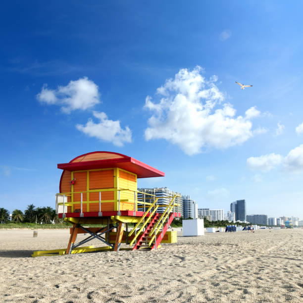 colorida cabaña de salvavidas en la playa de arena tropical de miami - scenics building exterior tourist resort orange fotografías e imágenes de stock